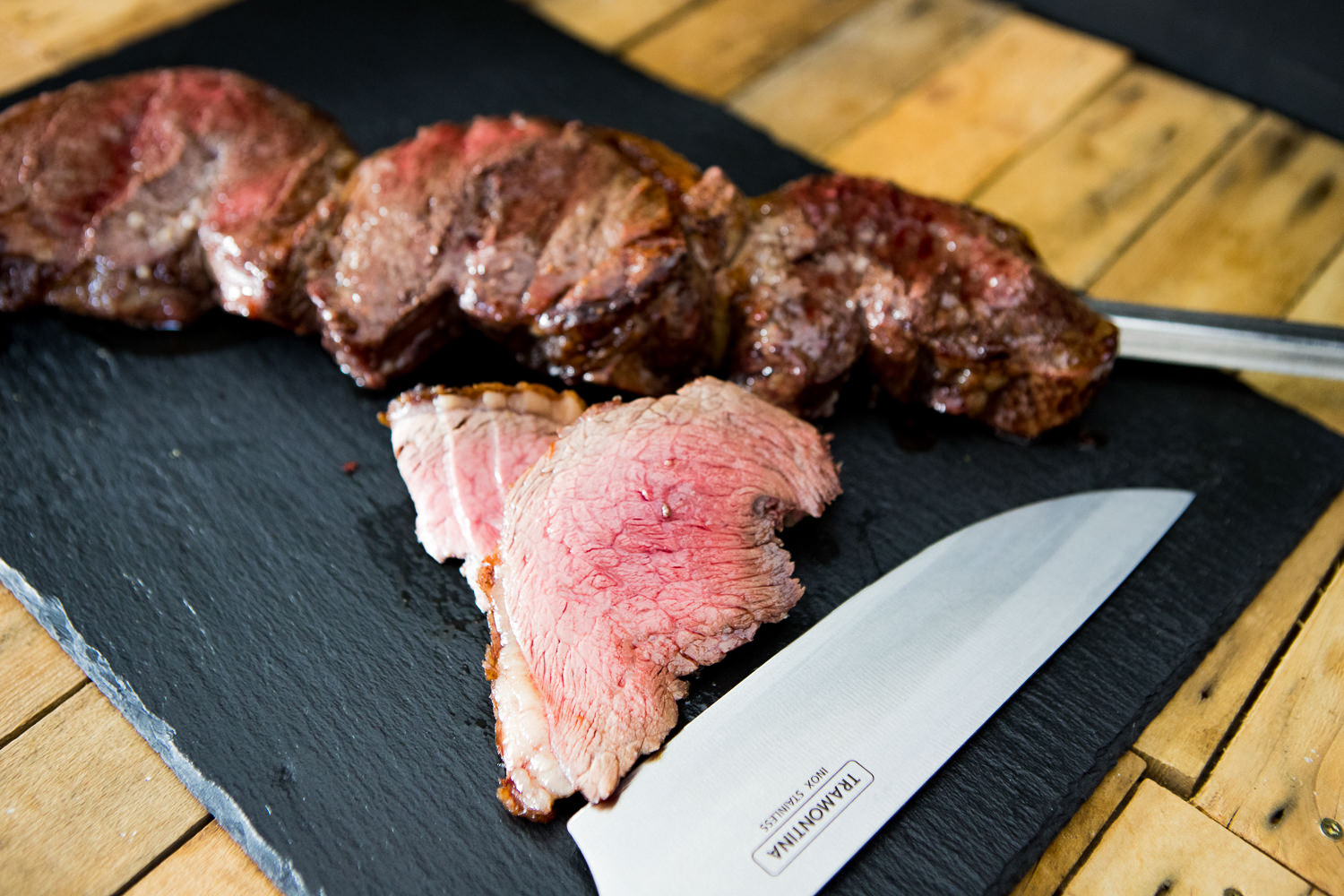 Picanha Steaks Wet Aged vom Oberpfalz Rind, saftig und zart aufgeschnitten, präsentiert auf dunklem Untergrund, ideal für Feinschmecker und Grillliebhaber.