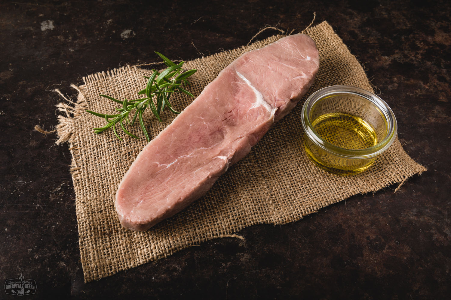 Kalbshüftsteak auf Holztisch - Frisches, zartes Hüftsteak vom Kalb, perfekt zum Grillen oder Braten, roh und appetitlich angerichtet.