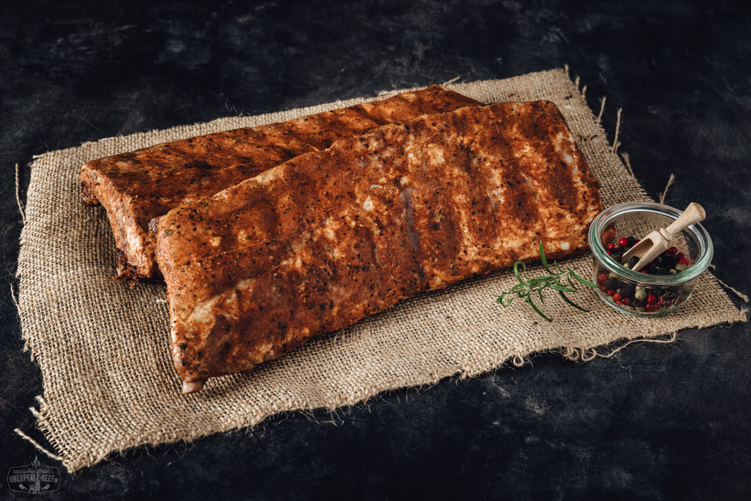 Sous-vide vorgegarte Baby Back Ribs vom Oberpfälzer Landschwein auf weißem Hintergrund, perfekt zubereitet für maximalen Geschmack und Zartheit, ideal für BBQ und Grillliebhaber.