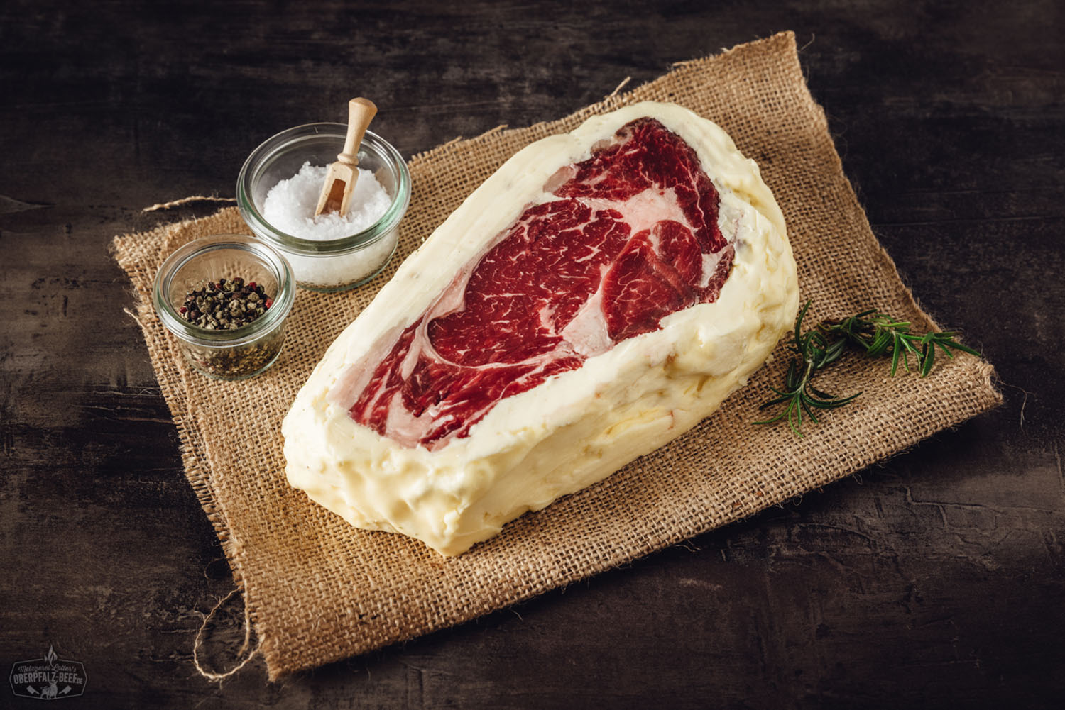 Entrecôte Rib-Eye Steak Butter Aged vom Oberpfalz Rind, saftiges Rindfleisch mit zarter Marmorierung, perfekte Reife durch spezielle Butter-Aging Technik, hochwertiges Fleisch aus regionaler Produktion in der Oberpfalz.