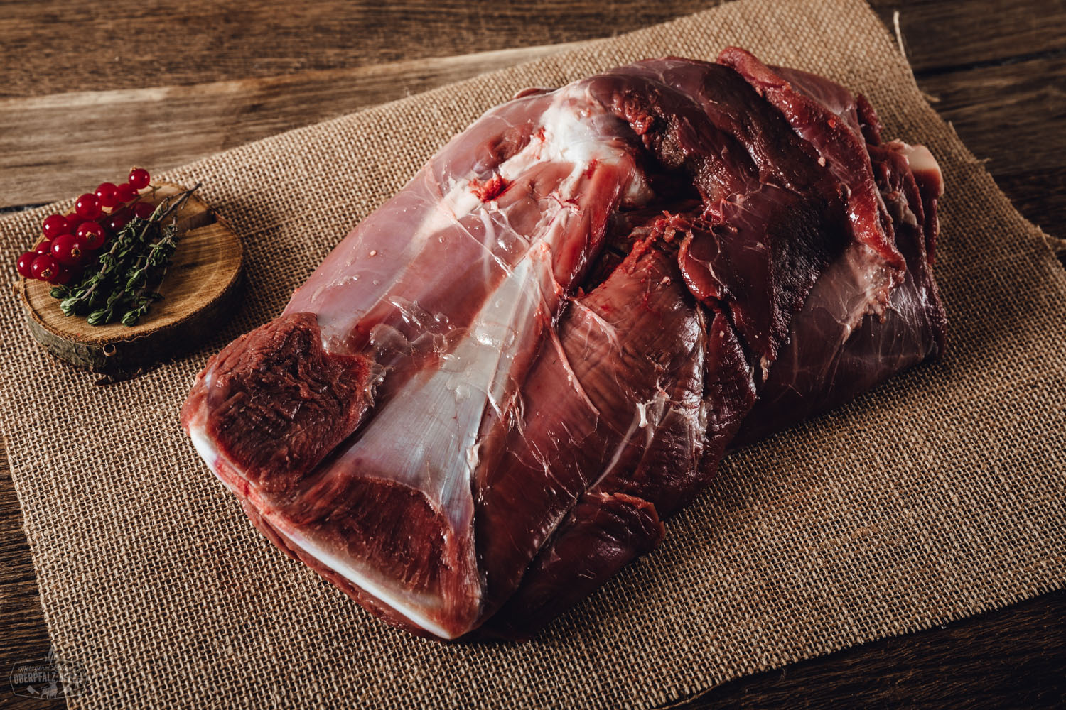 Schulter mit Knochen vom Oberpfälzer Hirsch - Hochwertiges Wildfleisch, zart und aromatisch, ideal für traditionelle Bratengerichte aus der Oberpfalz. Frische, regionale Qualität für Genießer.