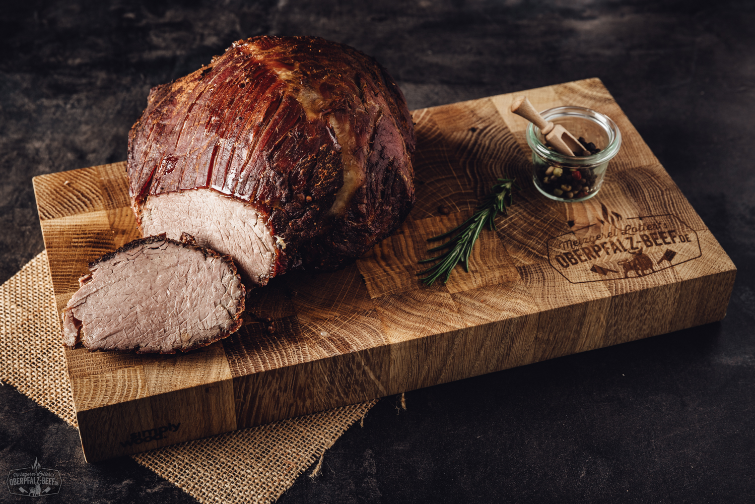 Sous-vide vorgegarter Kalbsbraten aus der Nuss, serviert auf einem Teller mit Kräuter-Dekoration, Gourmet-Fleischgericht, ideal für feinste Gaumenfreuden.