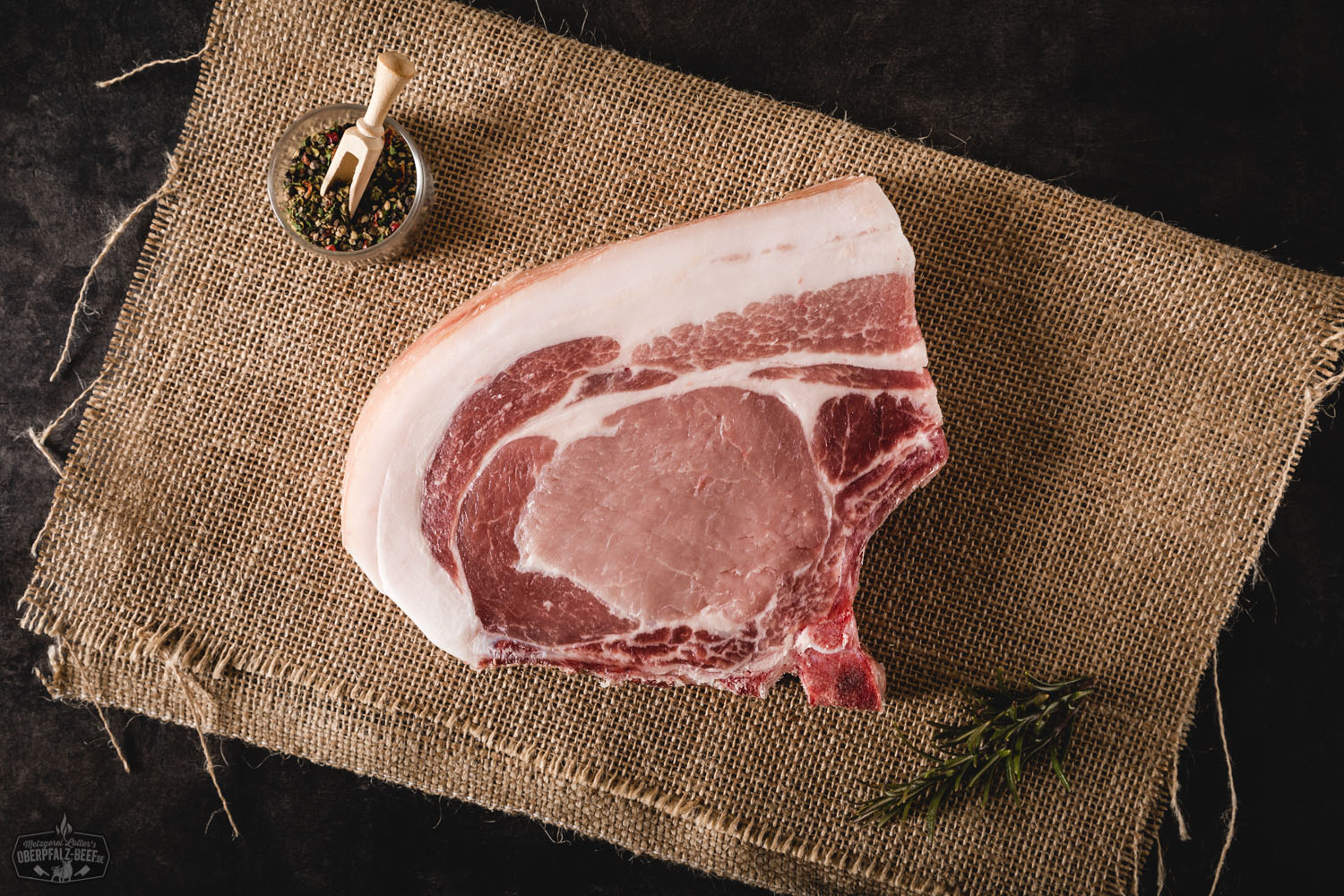 Kotelett-Steak Dry Aged vom Oberpfälzer Landschwein – Saftig und zart gereiftes Schweinekotelett aus der Oberpfalz, köstliches Premium-Fleisch für Grill und Pfanne.