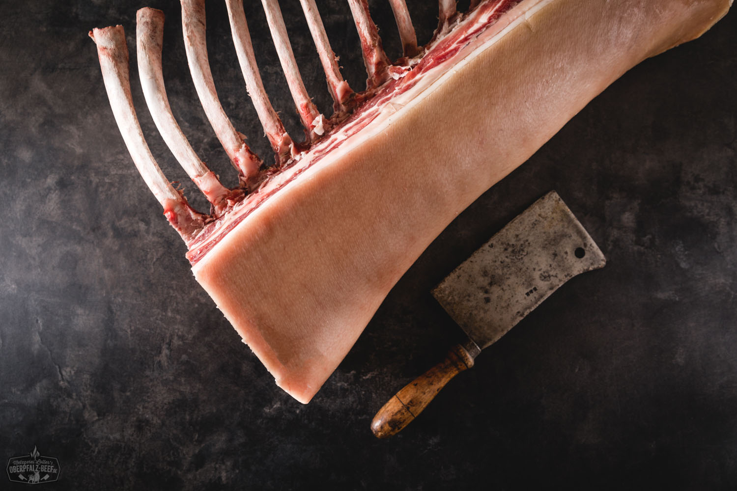 Ganzes Kotelett Tomahawk-Cut dry-aged vom Oberpfälzer Landschwein – Hochwertiges Schweinefleisch, perfekt gereift für intensiven Geschmack und zarte Textur, ideal für Grillen und besondere Anlässe.