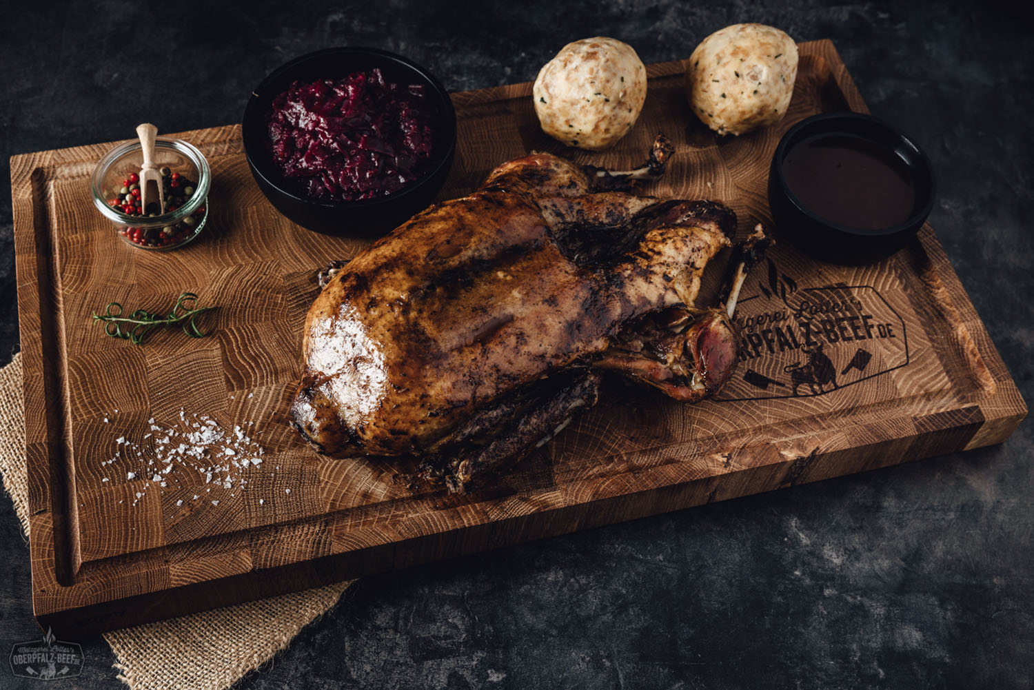 Oberpfälzer Entenbox aus dem Oberpfalz Beef Sortiment, kleine Box mit Entengerichten und Zutaten, auf einer holzernen Unterlage präsentiert, ideal für traditionelle bayerische Küche und regionale Spezialitätenliebhaber.