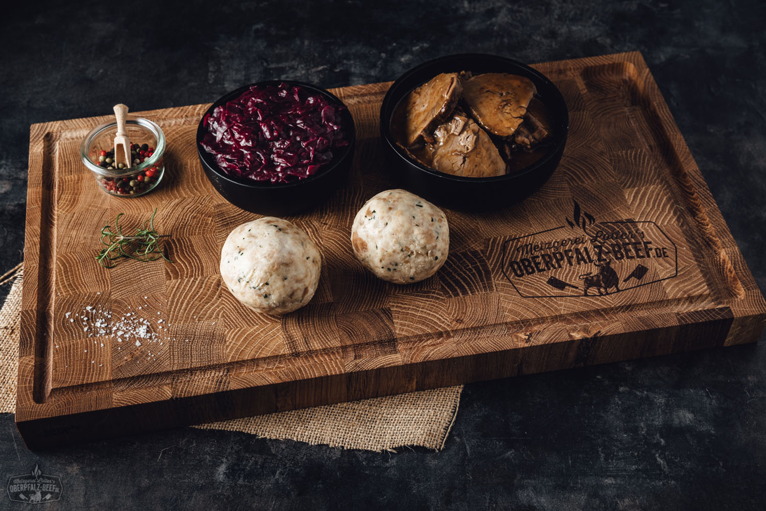 Oberpfälzer Sauerbratenbox mit frischem Sauerbraten, verpackt in einer ansprechenden Geschenkbox auf einem Holztisch. Ideal für traditionelle bayerische Küche.