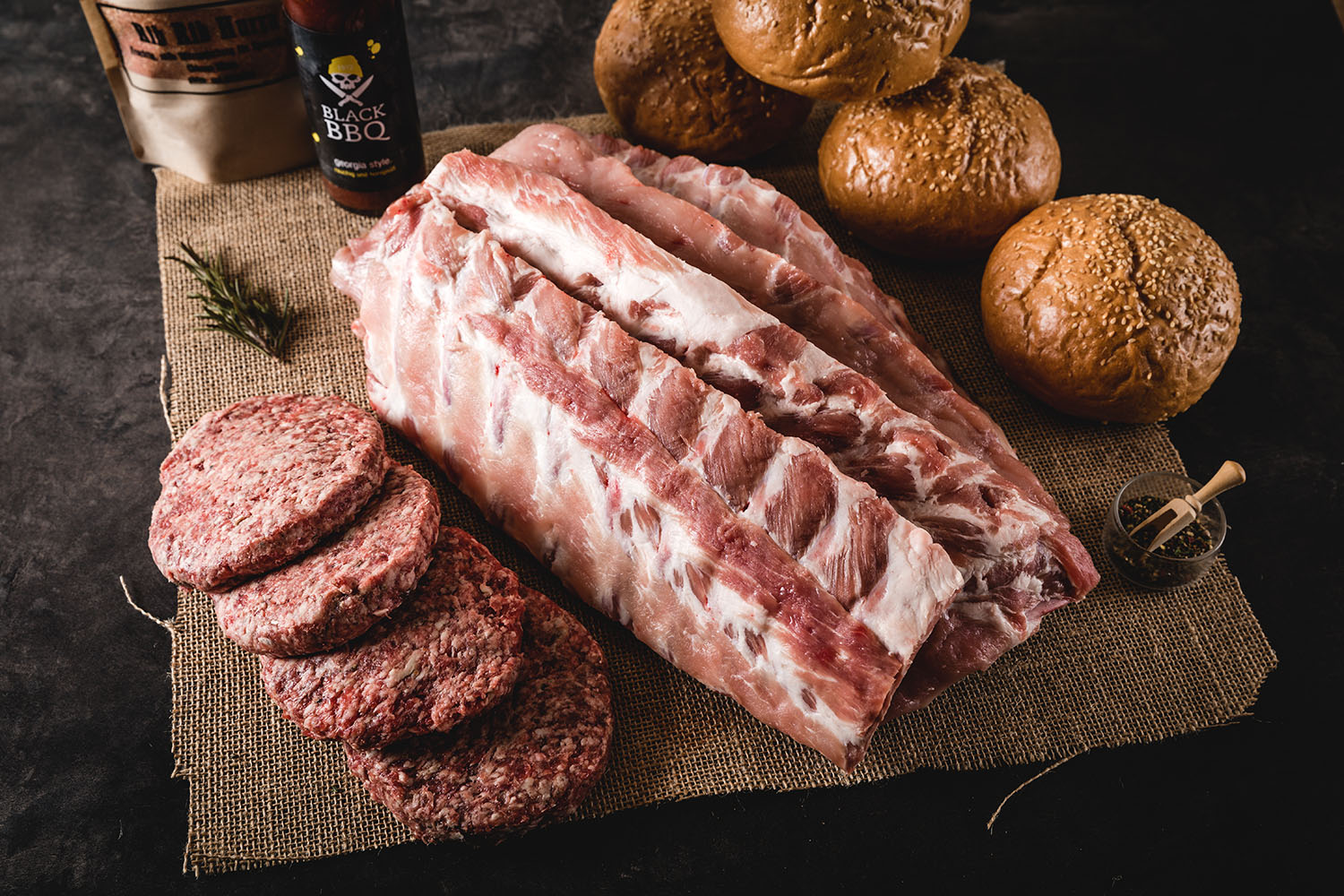 Ein herzhafter Burger mit saftigen Oberpfalz Beef Baby Back Ribs, perfekt gegrillt und auf einem frischen Brötchen serviert. Ideal für BBQ-Liebhaber, die hochwertigen Fleischgeschmack aus der Region Oberpfalz schätzen.