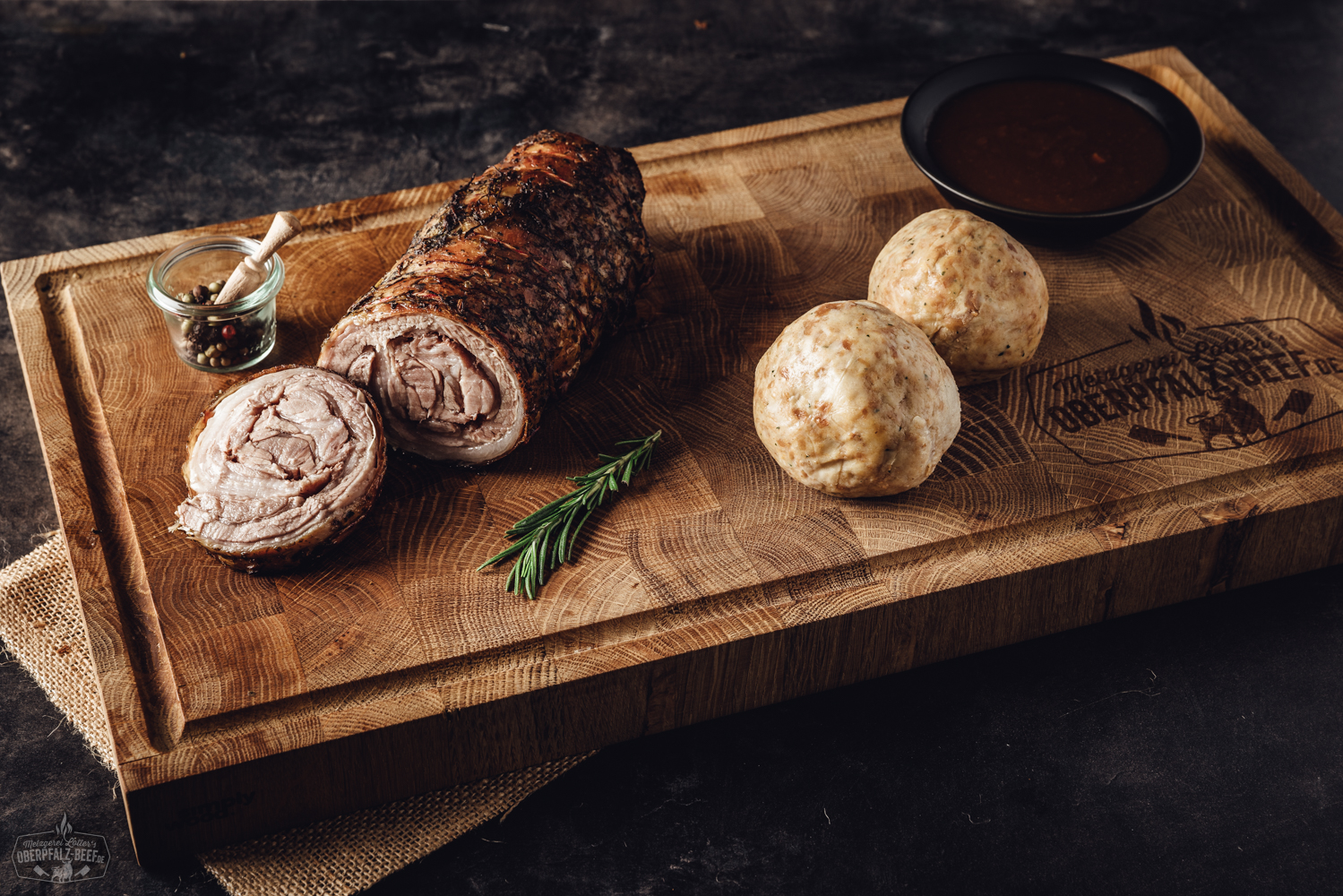 Sous-vide vorgegarter Lammbox Rollbraten in appetitlicher Präsentation auf einem Teller, perfekt für einen besonderen Anlass oder ein festliches Essen.