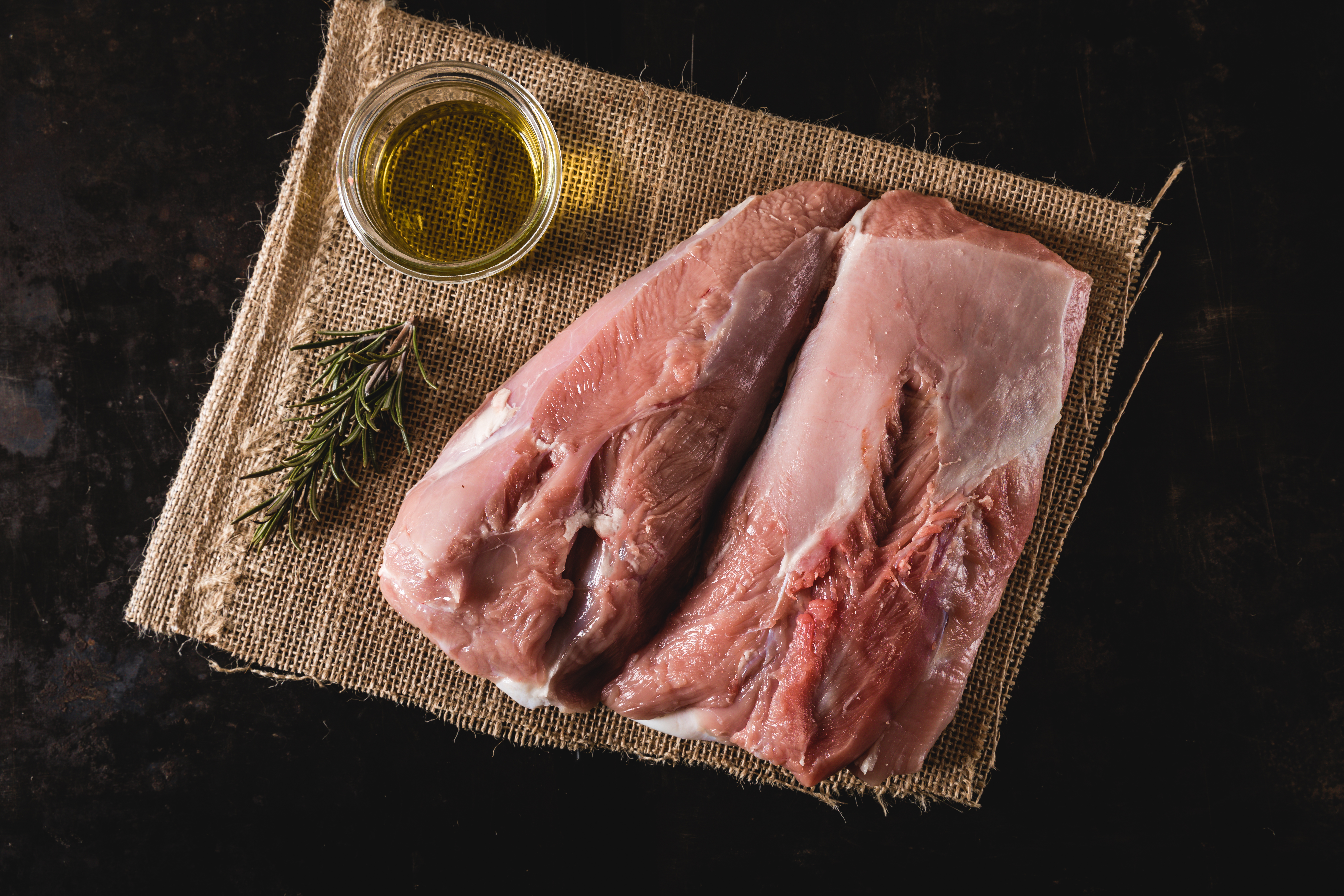 Bild einer frischen Rinderschulter von Oberpfalz Beef, geeignet für Schmorgerichte und Braten, mit deutlicher Marmorierung und roter Fleischfarbe, ideal für traditionelle bayerische Küche.