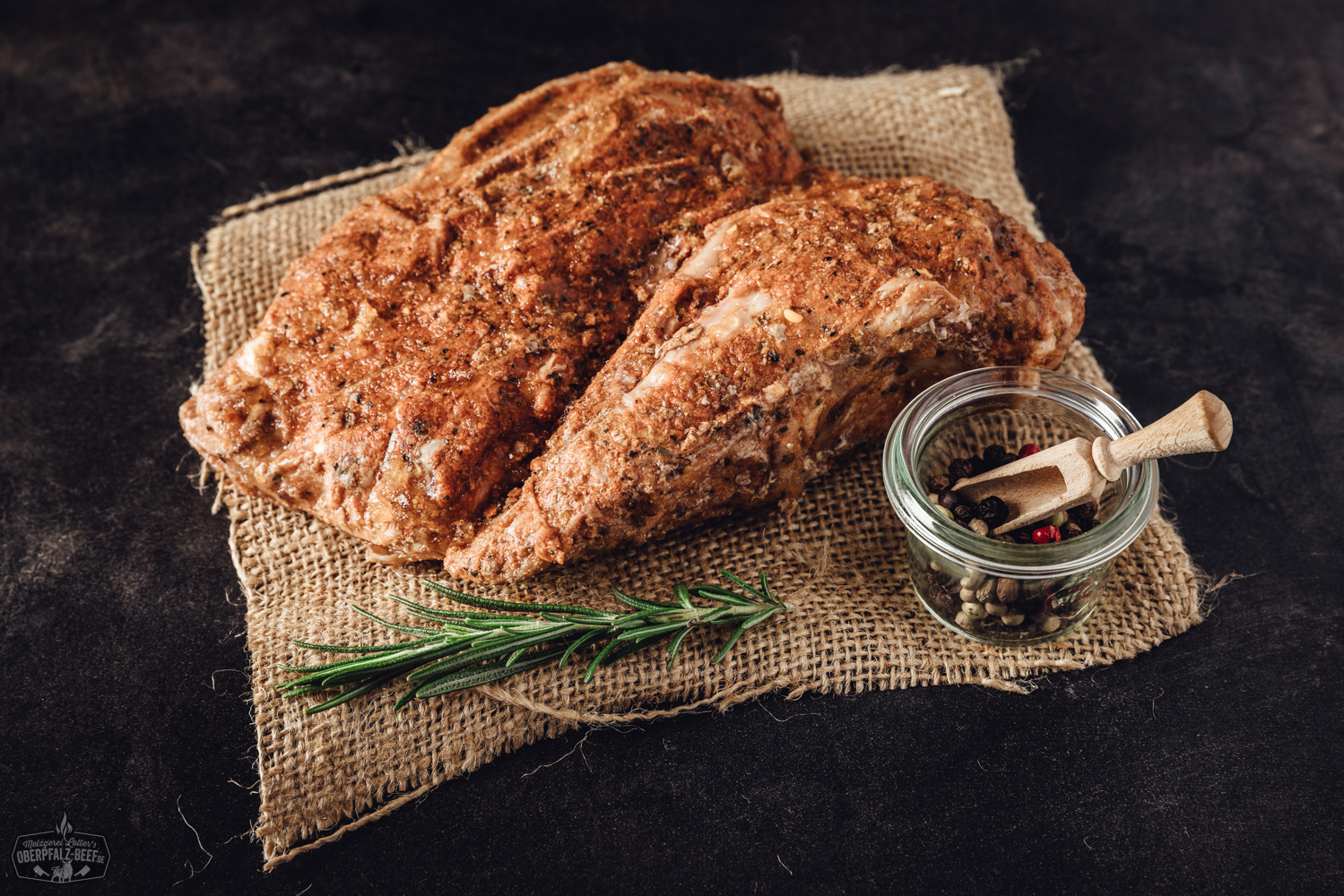 Sous-vide vorgegarter Kalbsbraten aus der Schulter - Oberpfalz Beef Produktabbildung zeigt zarten, saftigen Kalbsbraten auf Holzbrett mit Kräutergarnitur. Perfektes Fleischgericht für feine Gaumen.