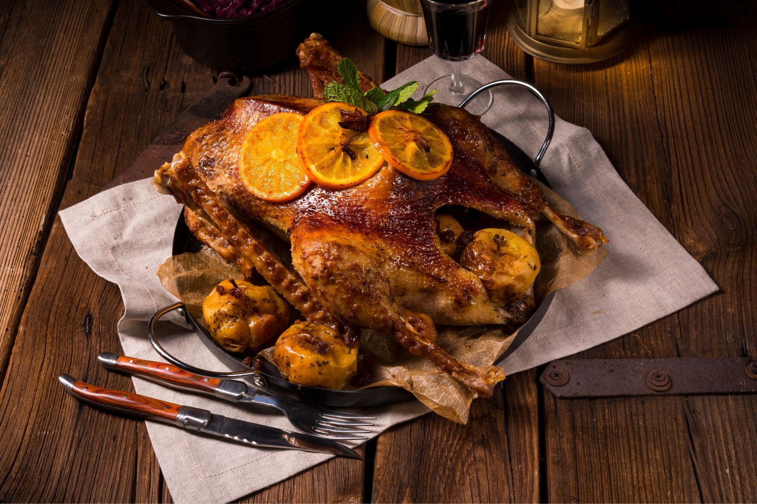 Bild einer zubereiteten Weihnachtsgans auf einem Servierteller, umgeben von festlichen Beilagen, perfekt gebräunt mit knuspriger Haut, ein traditionelles Gericht für die Weihnachtszeit.