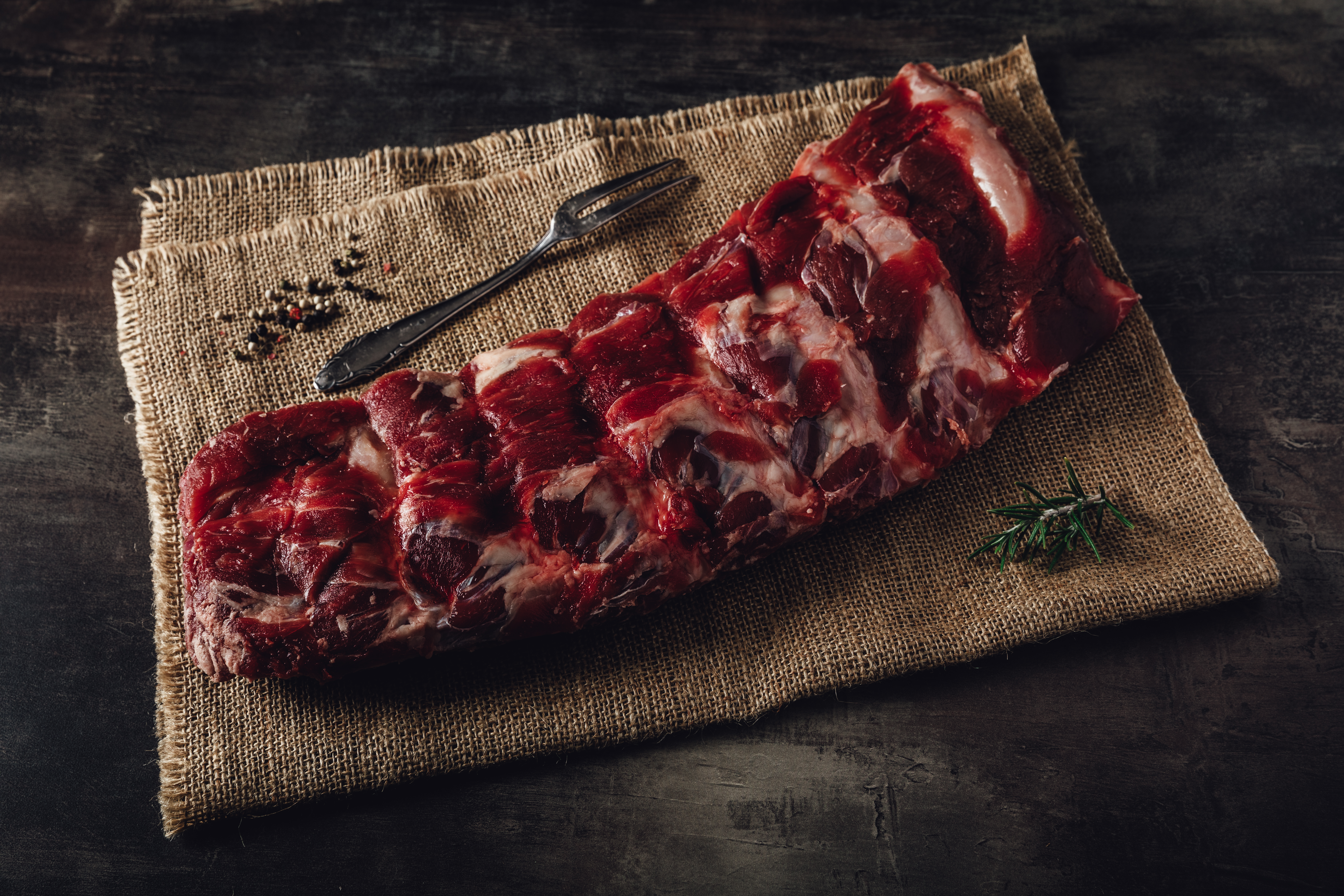 Bild von Oberpfalz-Beef Back Ribs, Wet Aged, mariniert und bereit für den Grill oder Ofen, perfekte Wahl für ein saftiges und zartes Rindfleischgericht, erhältlich auf der Webseite oberpfalz-beef.de