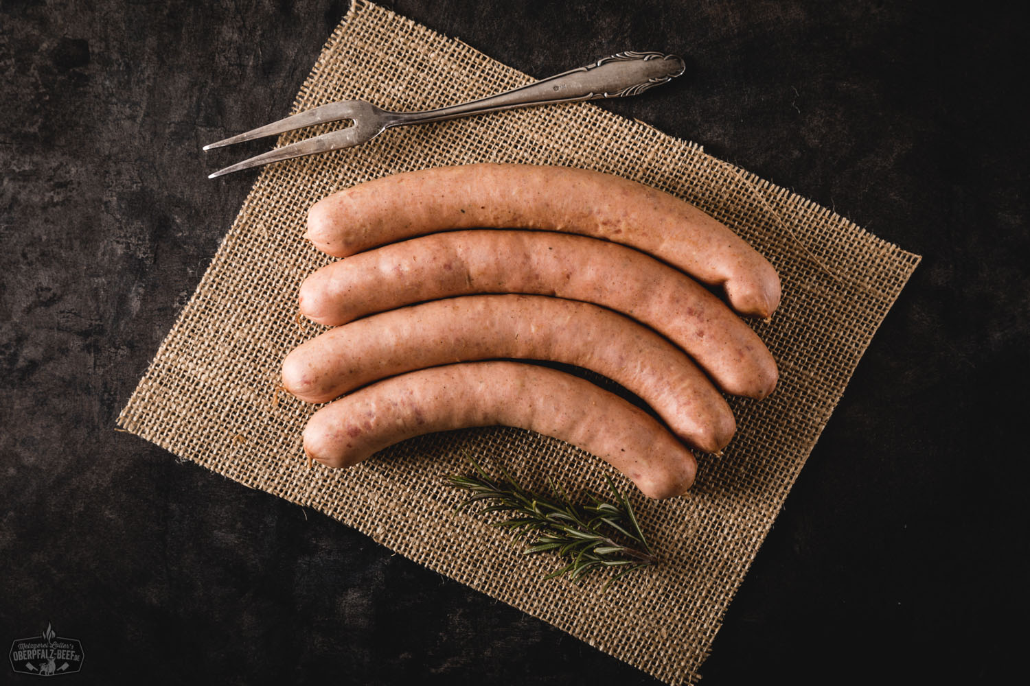 Käsegriller auf Holzkohlegrill mit saftigem Fleisch und geschmolzenem Käsekern, ideal für Sommer-Barbecues.