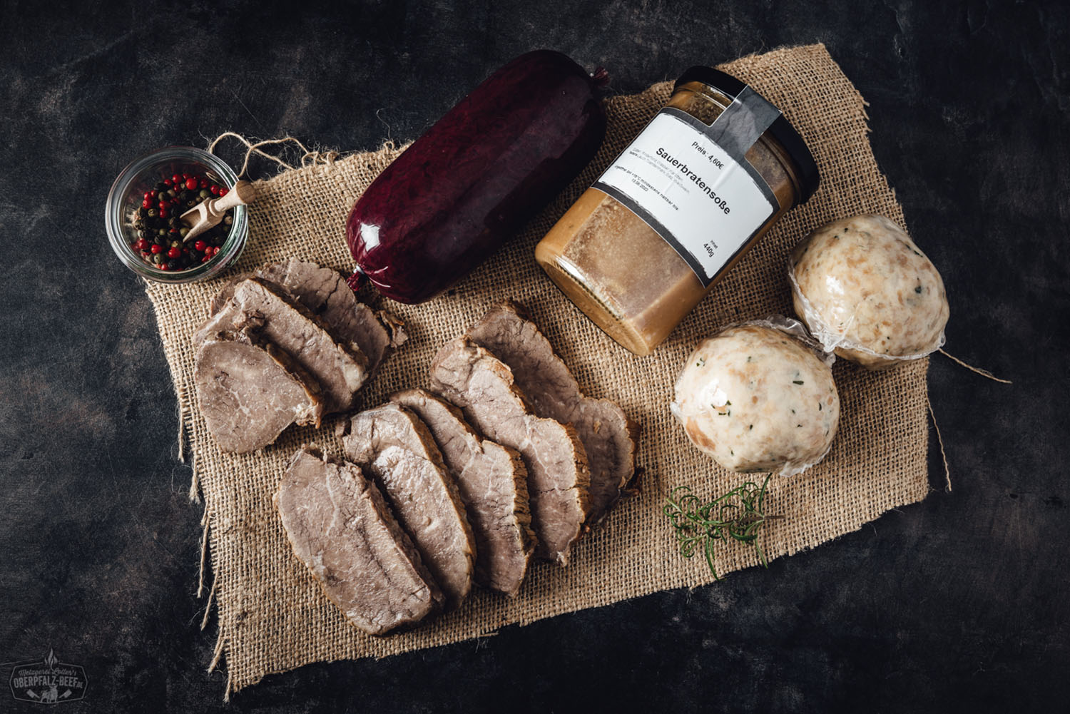 Oberpfälzer Sauerbratenbox mit regionalen Zutaten in ansprechender Verpackung auf Holztisch präsentiert.