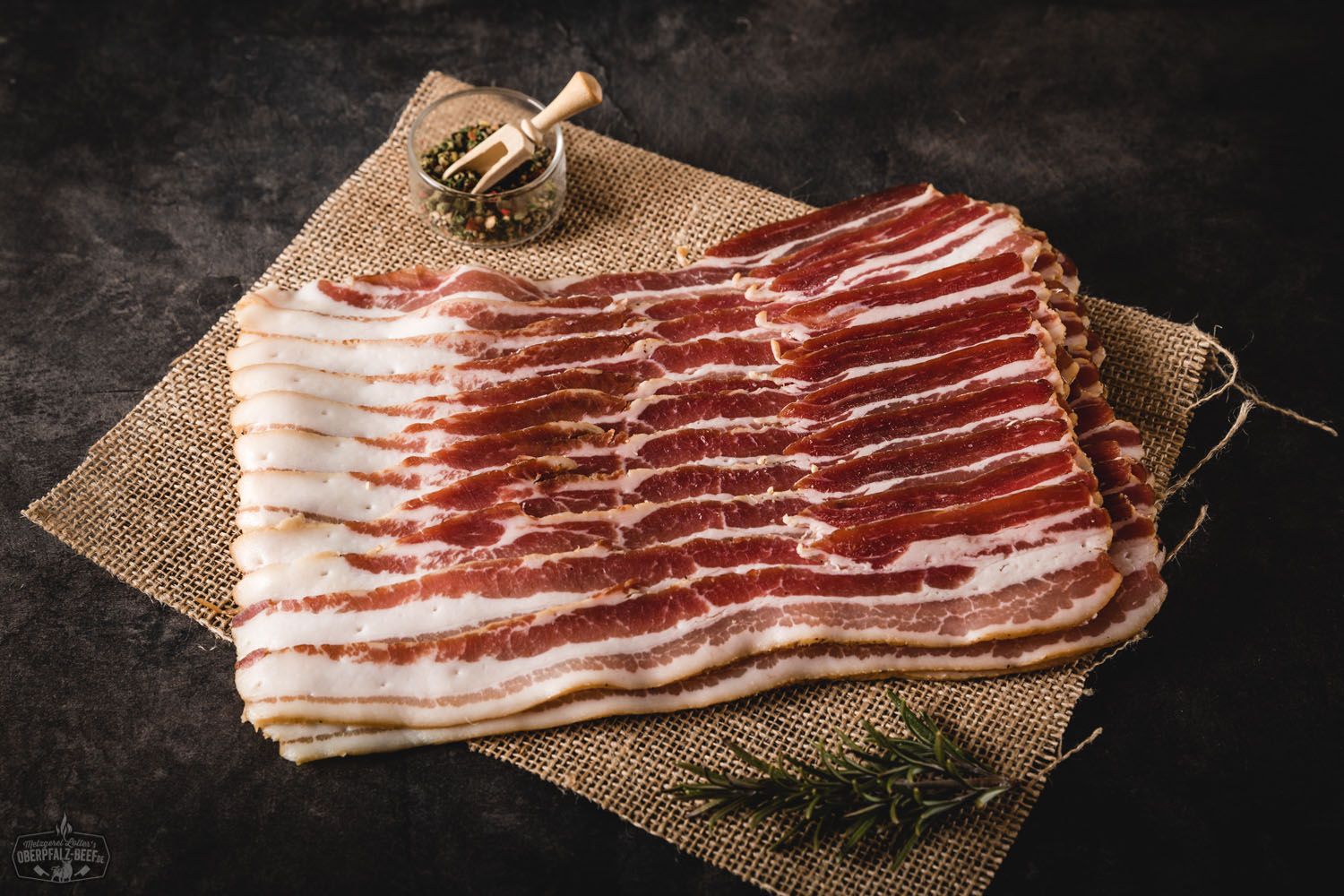 Geschnittenes BBQ-Bacon vom Oberpfälzer Landschwein, perfekt für Grill- und BBQ-Liebhaber, saftig und aromatisch, hochwertige Fleischqualität aus der Region.