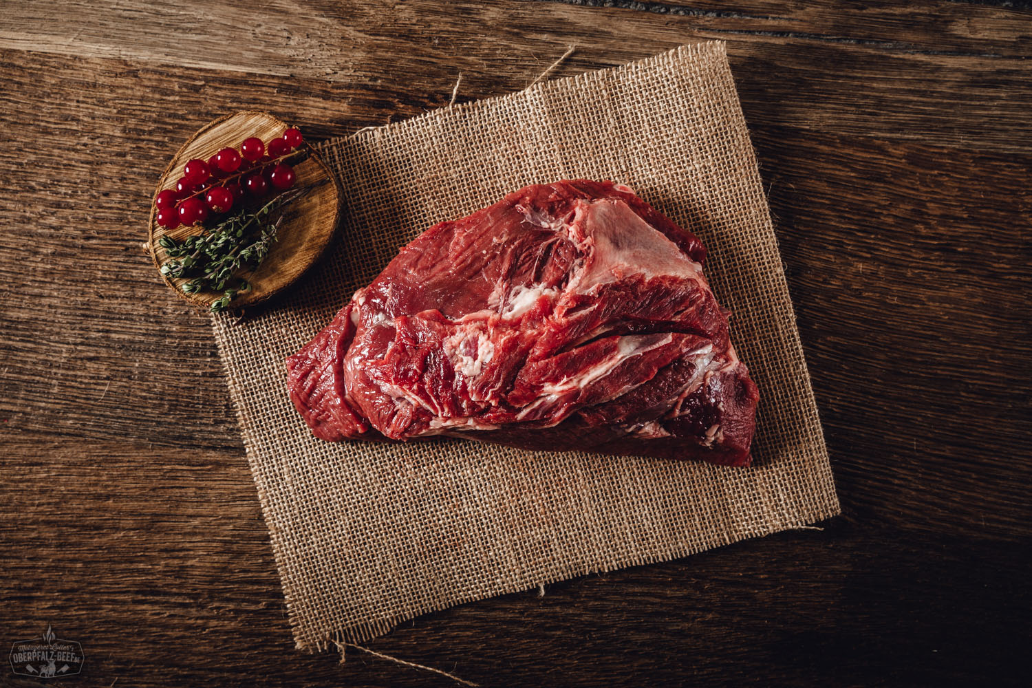 Ein hochwertiges Bild zeigt ein saftiges Steak von der Hüfte eines Oberpfälzer Hirsches, auf einem Holzbrett angerichtet, perfekt geeignet für anspruchsvolle Wildfleischliebhaber.