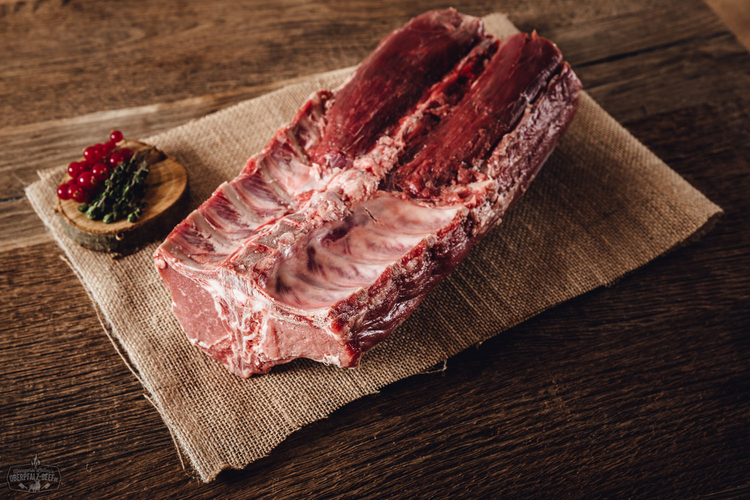 Bild eines frischen Rückens mit Knochen vom Oberpfälzer Wildschwein – hochwertiges Wildfleisch aus der Region Oberpfalz, ideal für traditionelle Fleischgerichte und kulinarische Kreationen.