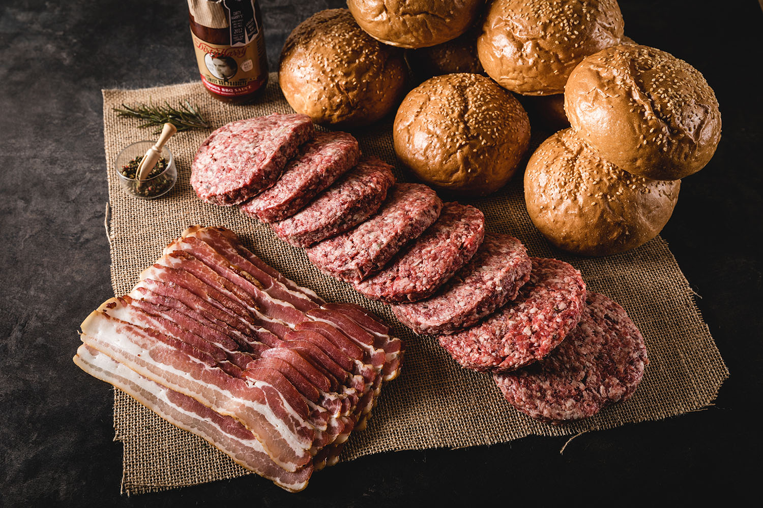 Burger-Paket mit Dry Aged Beef von Oberpfalz Beef - Hochwertiges Fleisch, ideal für BBQ und Grillmeister, Gourmet-Burger zubereitet aus regionalem Rindfleisch, Frische und Qualität aus der Oberpfalz.