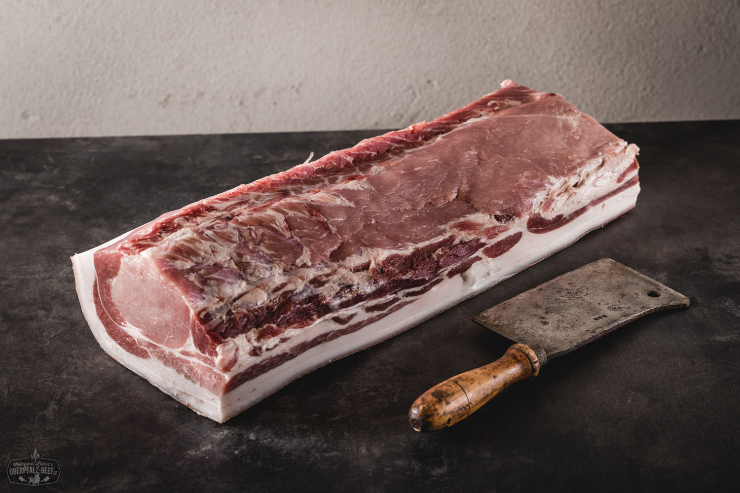 Entrecôte am Stück Dry-Aged vom Oberpfälzer Landschwein - Saftiges, marmoriertes Fleischstück perfekt für Steakliebhaber, gereift für intensiven Geschmack, ideal zum Grillen oder Braten.