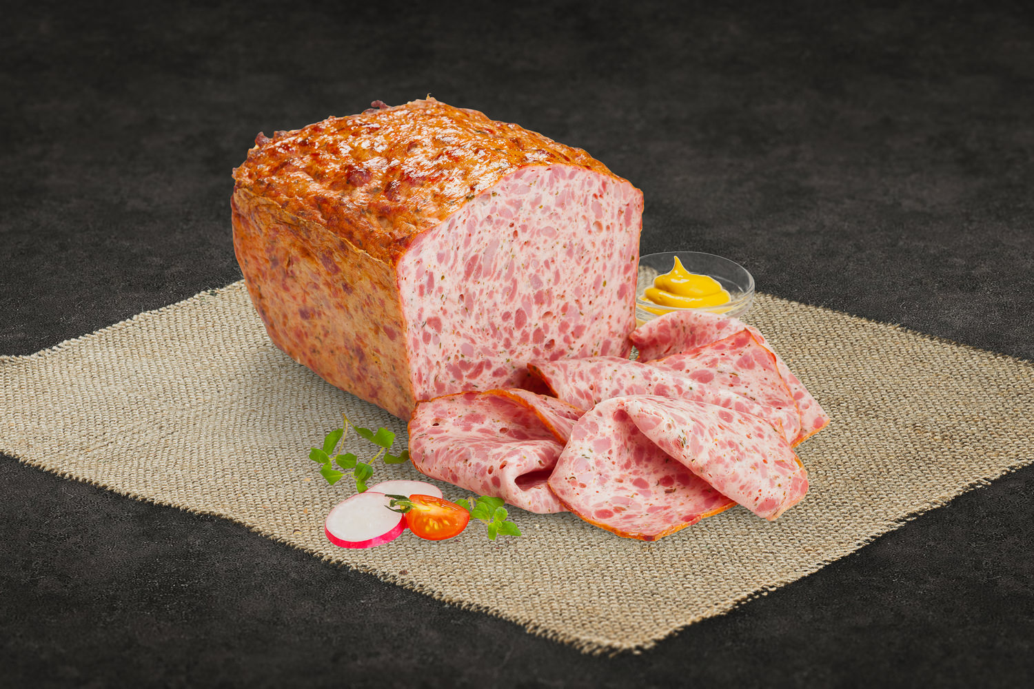 Brotzeitscheibe mit grobem Leberkäse auf einem Teller serviert, typisch bayerische Delikatesse aus der Oberpfalz, ideal für traditionelle Brotzeiten oder Snacks.