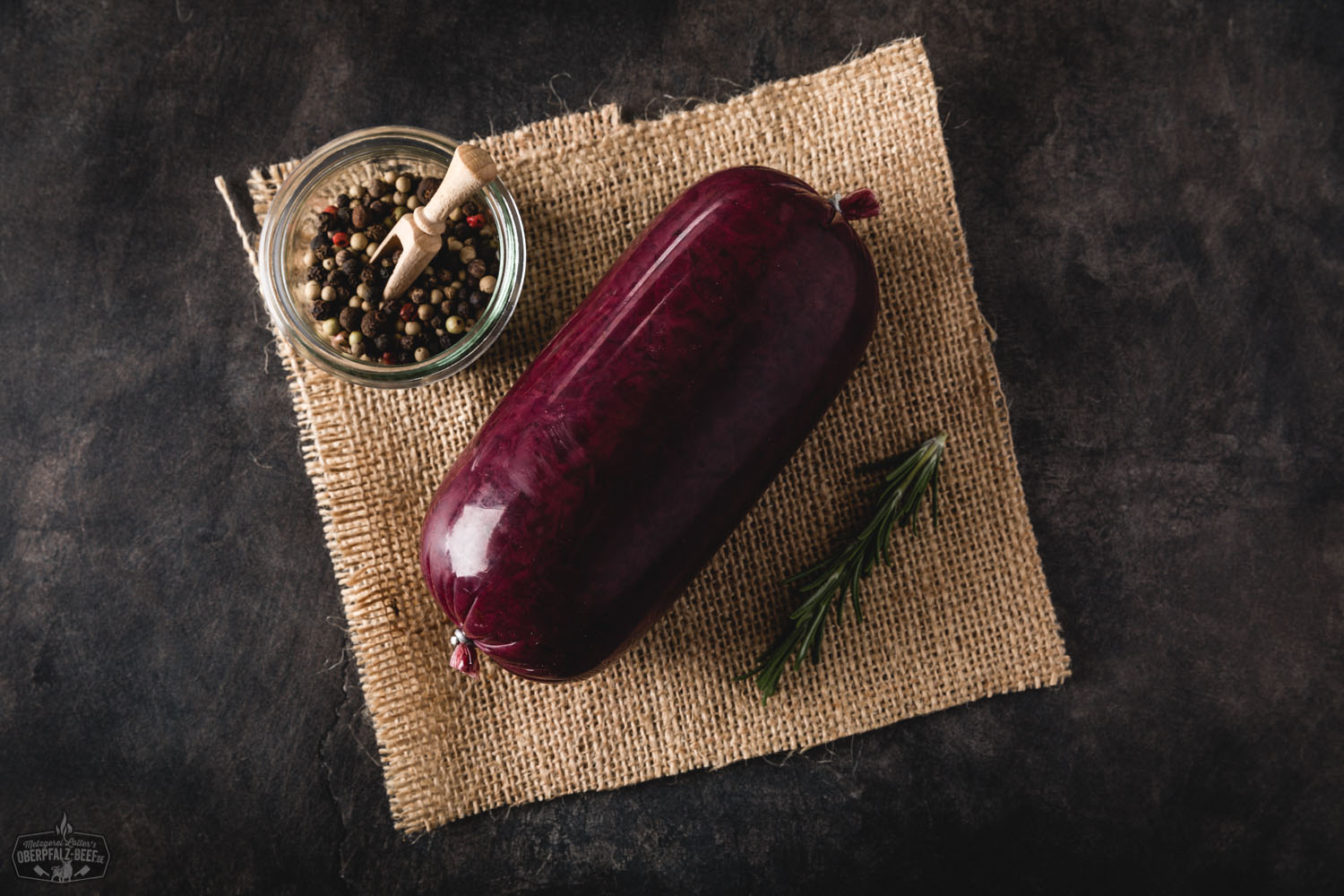 Bild zeigt eine Nahaufnahme von frisch geschnittenem Blaukraut (Rotkohl), das leuchtend violett erscheint, perfekt geeignet für Rezepte und als gesunde Beilage.