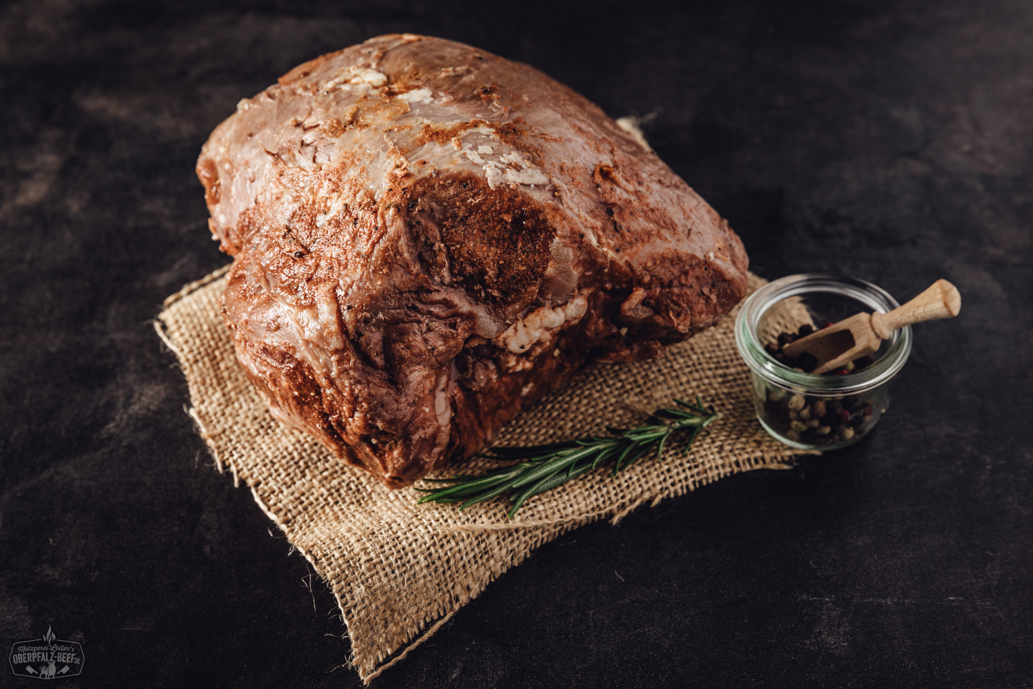 Sous-vide vorgegarter Kalbsbraten aus der Nuss, serviert auf einem Teller mit Kräuter-Dekoration, Gourmet-Fleischgericht, ideal für feinste Gaumenfreuden.