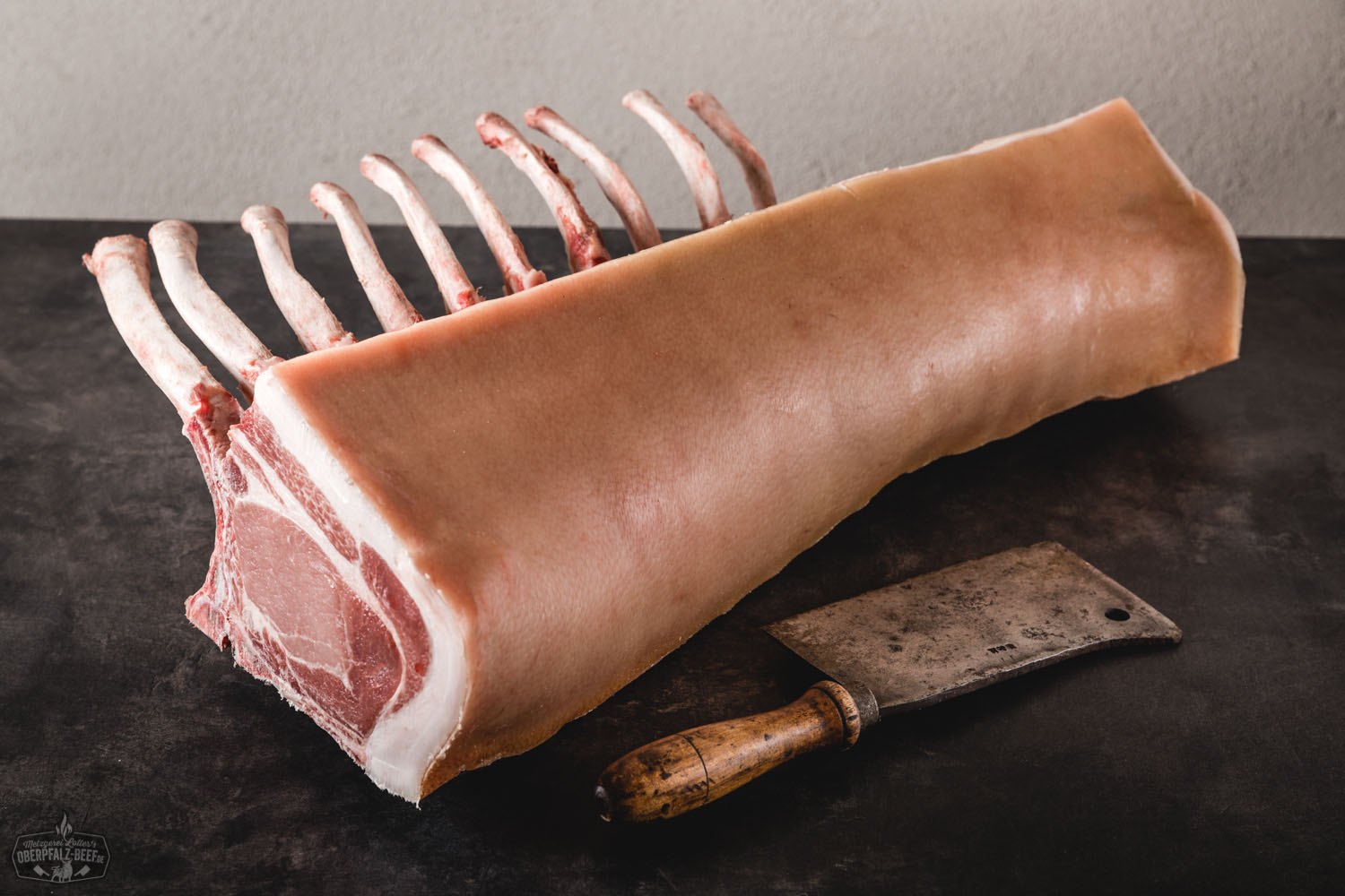 Ganzes Kotelett Tomahawk-Cut vom Schwein frisch