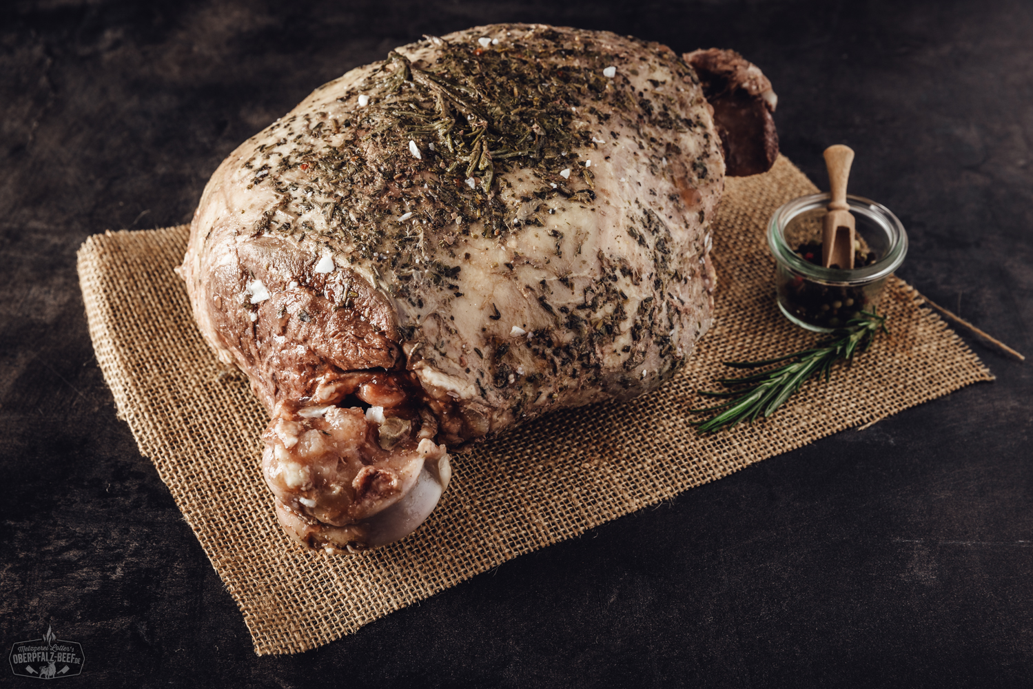 Große sous-vide vorgegarte Lammkeule auf einem Holzbrett serviert, perfekt für zarte und saftige Fleischgerichte