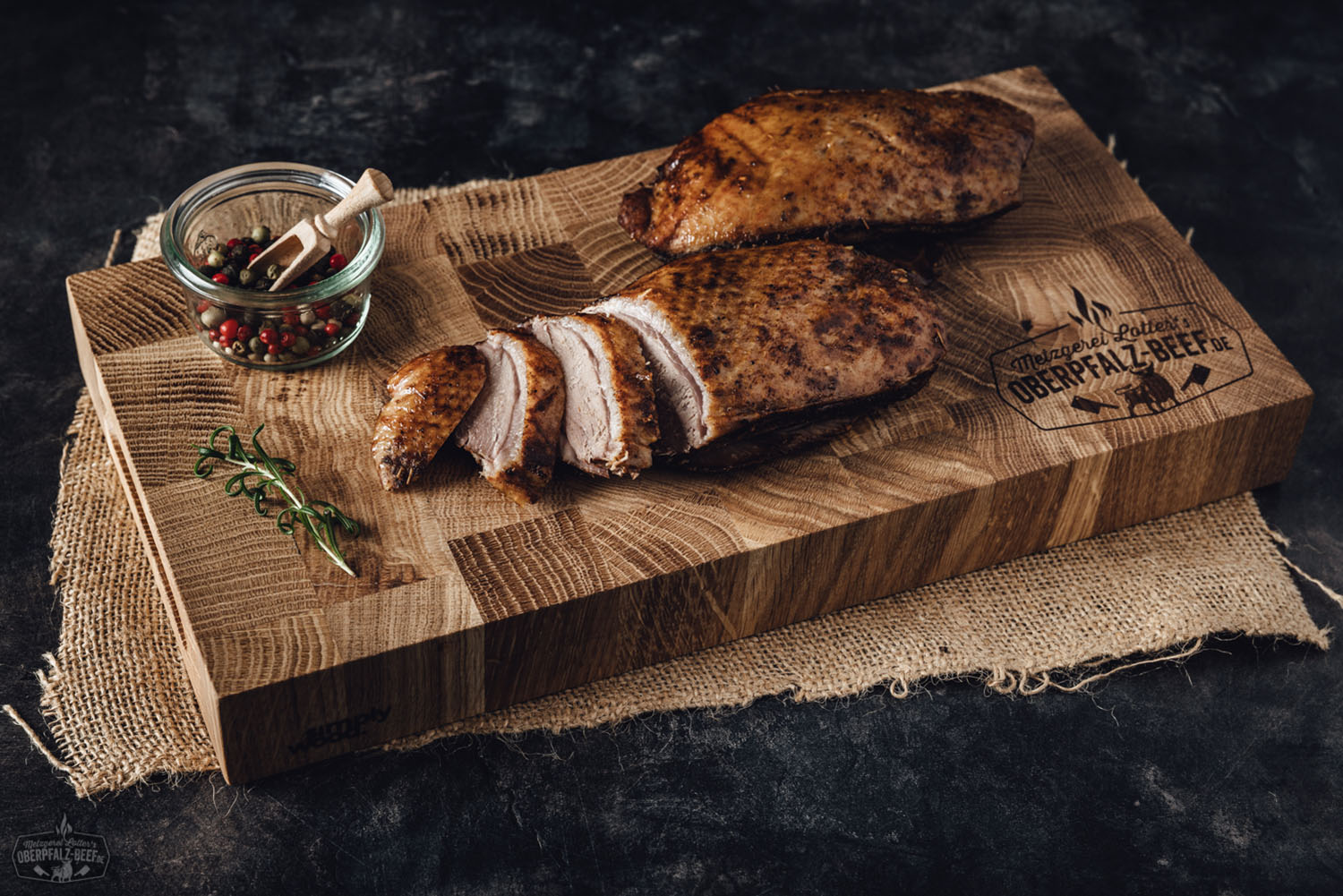 Sous-vide gegarte Oberpfälzer Entenbrust, perfekt gebräunt und zart, präsentiert auf einem rustikalen Holzbrett.