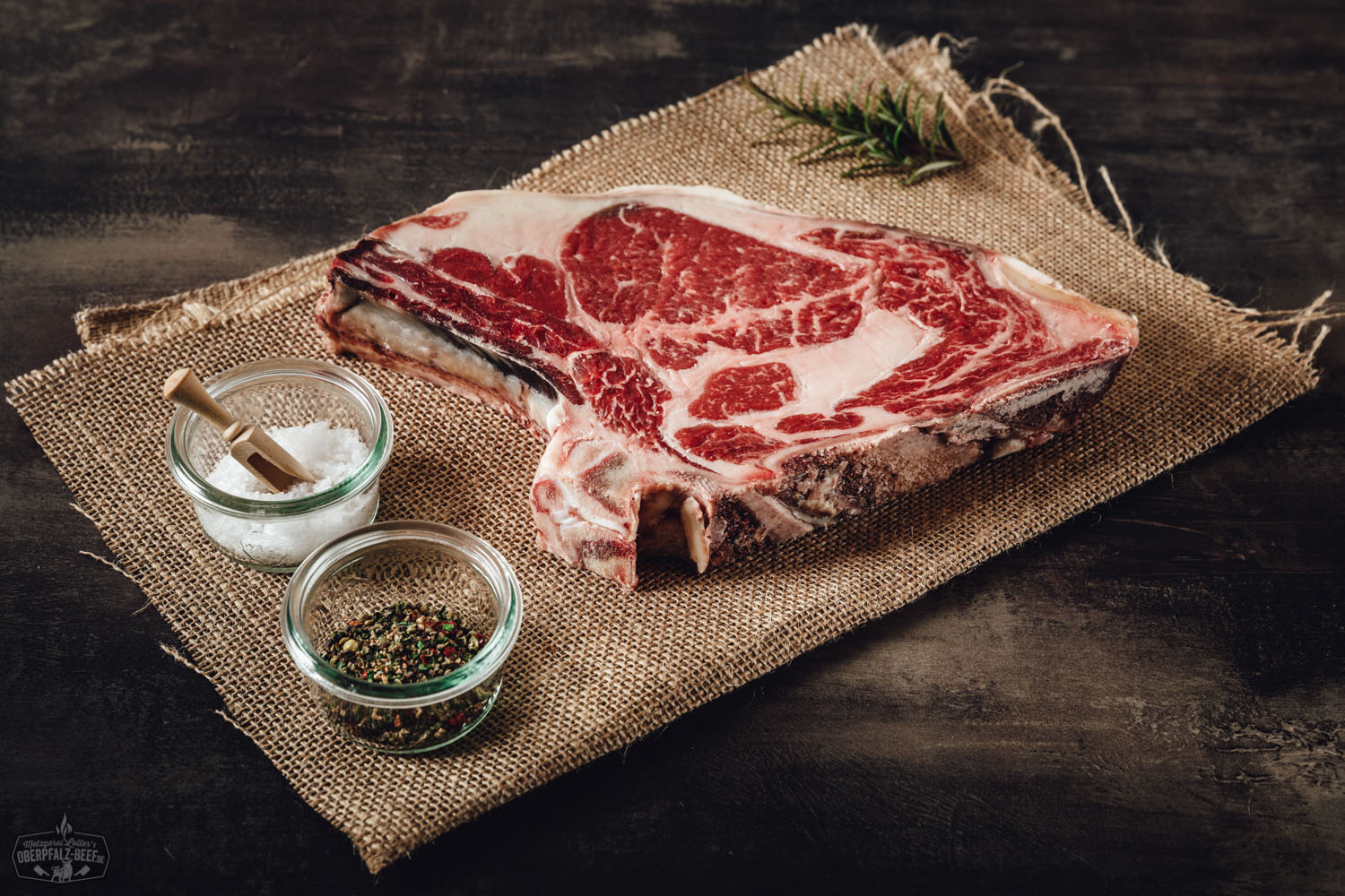 Entrecote Steak Rib Eye am Knochen, trocken gereift - Saftiges, marmoriertes Rindfleisch, perfekt zum Grillen oder Braten, geprägt durch intensiven Geschmack und zarte Textur.