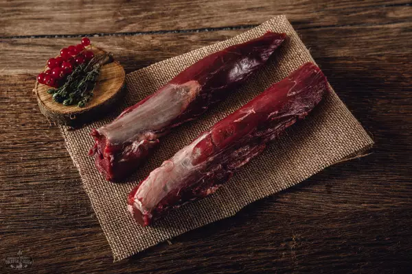 Bild von frischem Oberpfälzer Wildfleisch, dargestellt auf einem Holzbrett mit zarten Fleischstücken, bereit zum Kochen oder Grillen, ideal für herzhafte Wildgerichte und regionale Spezialitäten.