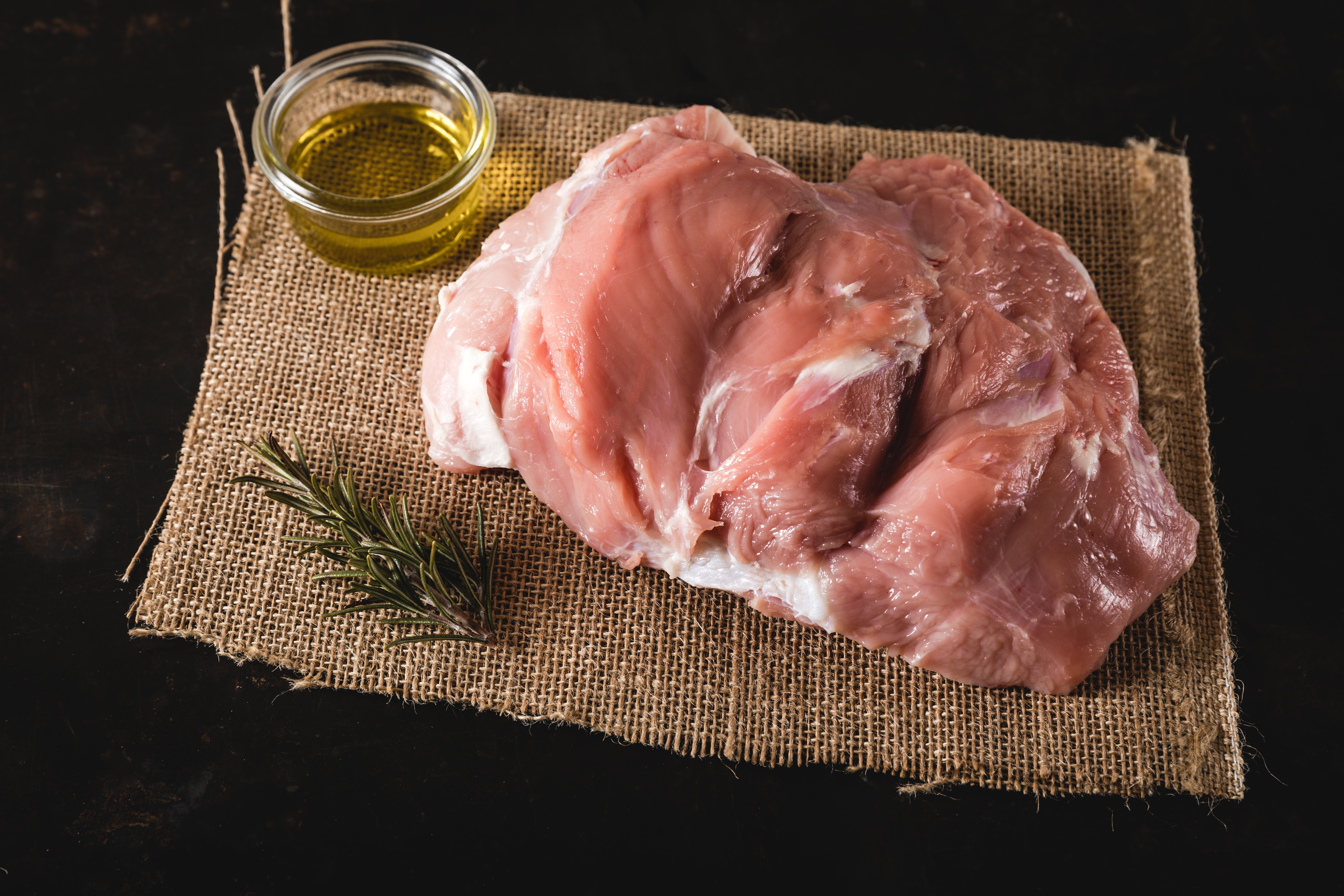 Bild von Oberpfalz Beef: Frische Rückansicht einer Rindfleischhälfte, bereit zur Verarbeitung. Hochwertiges Rindfleisch in Metzgerqualität, perfekt für regionale Spezialitäten und Premium-Fleischwaren.