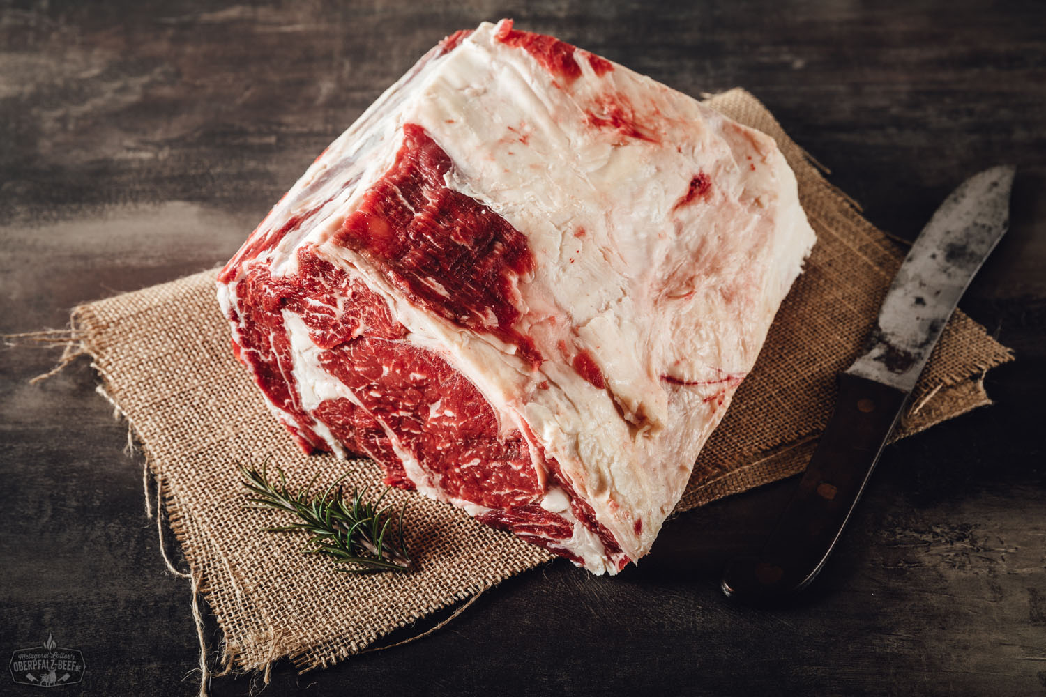 Bild zeigt ein rohes Entrecote Rib Eye Steak ohne Knochen vom Oberpfalz Rind. Perfekt zum Selberreifen und ideal für Liebhaber hochwertiger Fleischprodukte.