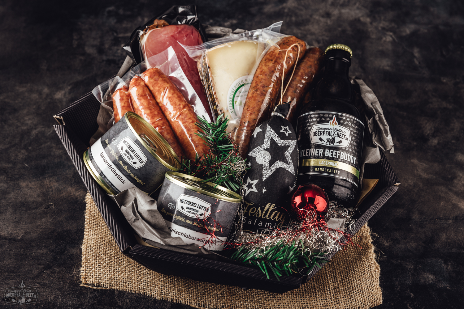 Weihnachtliches Festmahl mit Oberpfalz Beef: Köstlicher Braten, dekoriert mit saisonalem Gemüse und Kräutern, perfekt für ein festliches Weihnachtsessen.